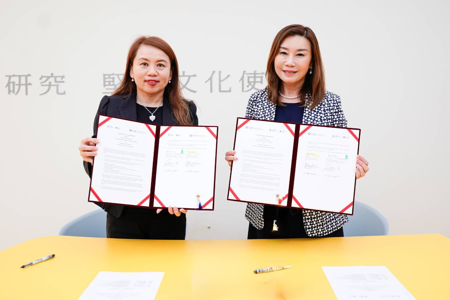 Signing Memorandum of Understanding between NCCU and HSUHK